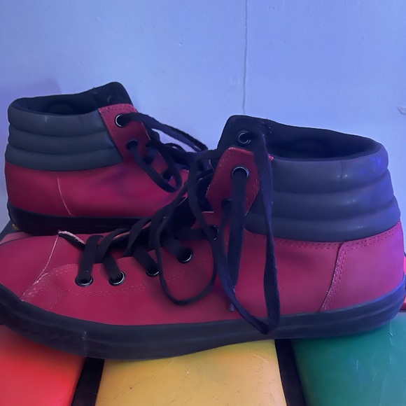 Converse Red High Top Pleather Men’s Size 9.5 - Picture 3 of 5